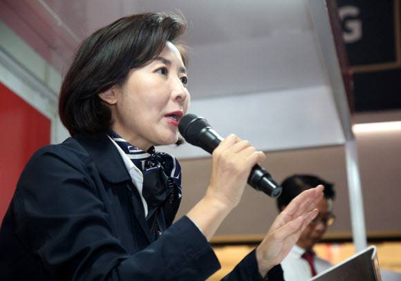 발언하는 나경원 원내대표 - 20일 오후 부산 부산진구 서면 거리에서 열린 ‘조국 파면 부산시민연대 촛불집회’에서 자유한국당 나경원 원내대표가 발언하고 있다. 2019.9.20 연합뉴스 발언하는 나경원 원내대표 - 20일 오후 부산 부산진구 서면 거리에서 열린 ‘조국 파면 부산시민연대 촛불집회’에서 자유한국당 나경원 원내대표가 발언하고 있다. 2019.9.20 연합뉴스