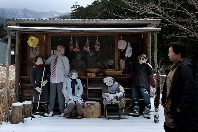 지난 3월 일본 남부 시코구 섬에 위치한 나고로의 한 버려진 식품가게에 전시된 실물 크기의 사람 인형. 지속적인 인구 감소로 나고로는 사람보다 인형 수가 많아 '인형마을'로 불린다.  /사진=AFP