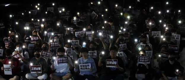 고려대 학생들이 지난 19일 오후 서울 성북구 학교 중앙광장에서 집회를 열고 조국 법무부 장관 사퇴와 딸 조모씨에 대한 입학 취소를 촉구하고 있다. /뉴시스