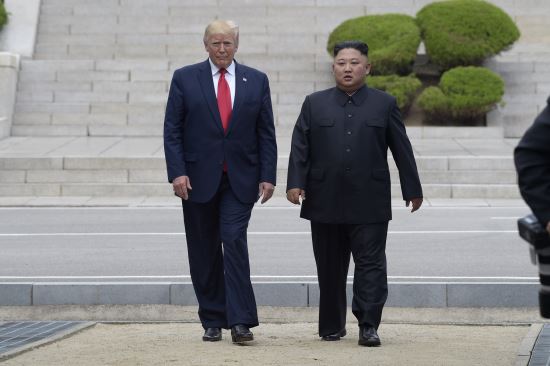 지난 6월 30일 판문점 북·미 정상회동 당시 김정은 북한 국무위원장과 도널드 트럼프 미국 대통령의 모습. AP뉴시스