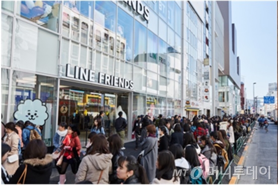 지난해 3월 일본 도쿄 라인프렌즈 하라주쿠 매장 리뉴얼 오픈일에 현지인들이 매장을 방문하기 위해 줄을 선 모습/사진제공=라인프렌즈