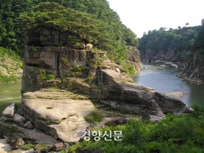 강원 철원 자연 바위로 조성된 고석정. 고석정 윗부분에 동굴이 있다. 고려 때의 국통 무외 스님은 이 동굴에 신라 진솔왕의 비가 있었다고 전했다.