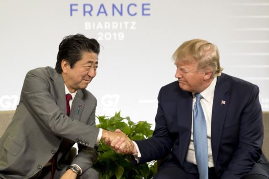 프랑스 비아리츠에서 열리고 있는 주요 7개국(G7) 정상회담에 참석 중인 도널드 트럼프(오른쪽) 미국 대통령과 아베 신조 일본 총리가 25일(현지시간) 만나 양자회담을 갖기 전 악수를 나누고 있다. 비아리츠 AP연합