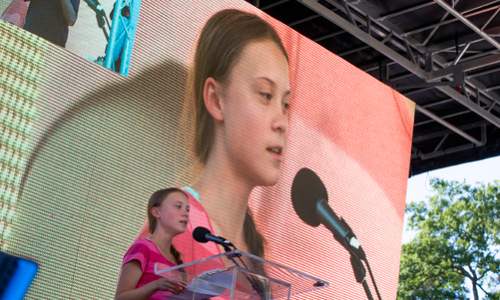 스웨덴의 10대 환경운동가 그레타 툰베리(16)가 20일(현지시간) 미국 뉴욕에서 열린 '기후 파업'(climate strike)에 참석해 연설하고 있다. 뉴욕 AP=연합뉴스