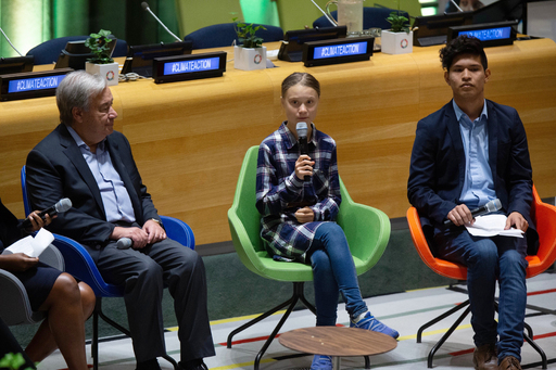 전 세계 젊은 환경운동가들이 참석한 가운데 21일(현지시간) 미국 뉴욕 유엔본부서 열린 '청년 기후 정상회의'에서 청소년 환경운동의 '아이콘' 그레타 툰베리(16·스웨덴)가 발언하고 있다. 그의 왼쪽은 안토니우 구테흐스 유엔 사무총장. 뉴욕 AP=연합뉴스