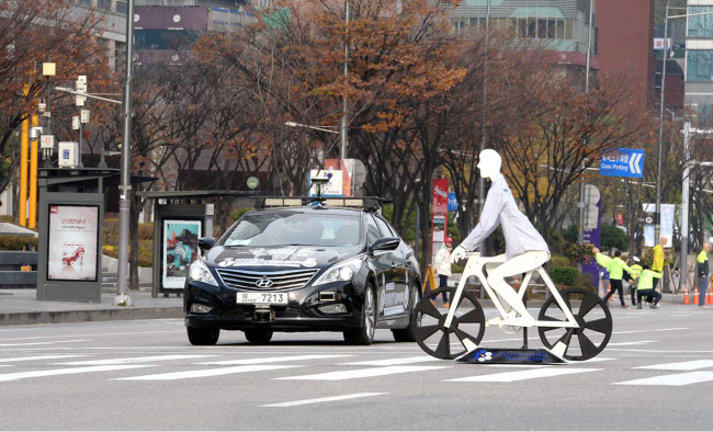 현대자동차의 자율주행 테스트에서 횡단보도의 자전거 모형을 인식하고 멈춰선 모습.       현대차 제공