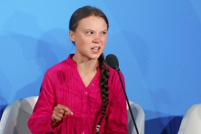 스웨덴의 16세 환경운동가 그레타 툰베리가 지난 23일(현지시간) 미국 뉴욕 유엔본부 기후행동 정상회의에서 기후변화를 막기 위한 행동을 촉구하는 연설을 하고 있다. 뉴욕 | AP연합뉴스