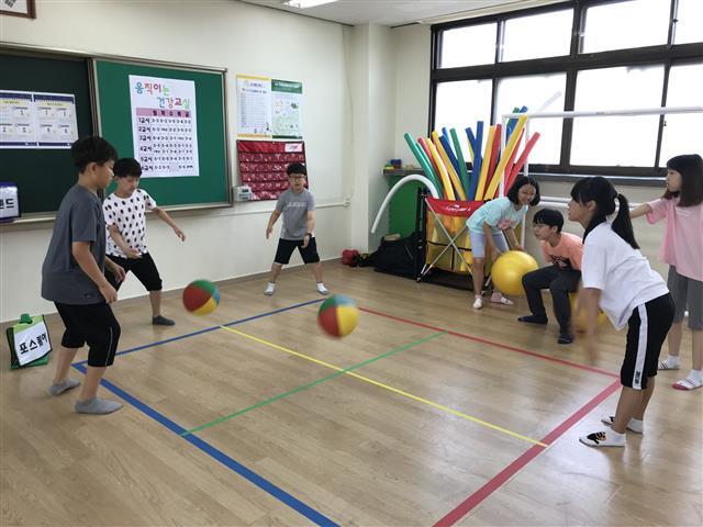 지난 6월 서울 강동초등학교 학생들이 교내 ‘게임존’을 통해 실내에서도 활발하게 신체 활동을 즐기고 있다.강동구 제공