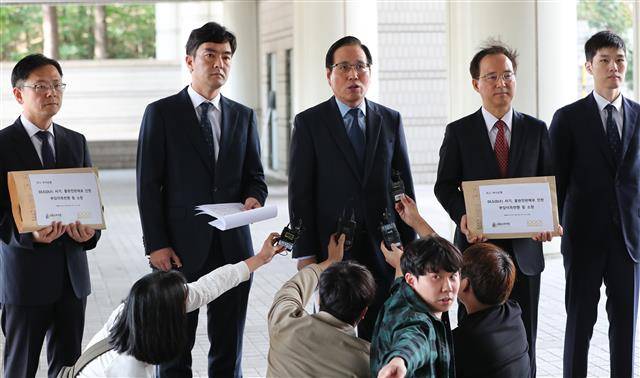 금융소비자원, DLF 피해 배상 소송 - 조남희(왼쪽 세 번째) 금융소비자원장과 관계자들이 25일 서울 서초구 서울중앙지법에 우리은행과 KEB하나은행이 판매한 해외 금리 연계 파생결합상품(DLS, DLF) 피해 관련 계약 취소 및 손해배상 청구 소송장을 제출하기에 앞서 성명서를 읽고 취재진의 질문에 답하고 있다.뉴스1 금융소비자원, DLF 피해 배상 소송 - 조남희(왼쪽 세 번째) 금융소비자원장과 관계자들이 25일 서울 서초구 서울중앙지법에 우리은행과 KEB하나은행이 판매한 해외 금리 연계 파생결합상품(DLS, DLF) 피해 관련 계약 취소 및 손해배상 청구 소송장을 제출하기에 앞서 성명서를 읽고 취재진의 질문에 답하고 있다.뉴스1