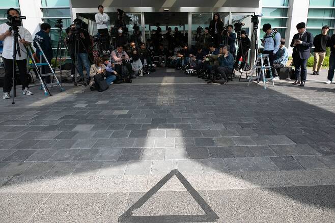 ⓒ시사IN 이명익5월9일 김학의 전 법무부 차관이 검찰에 출석하기 전 기자들이 포토라인에서 기다리고 있다.