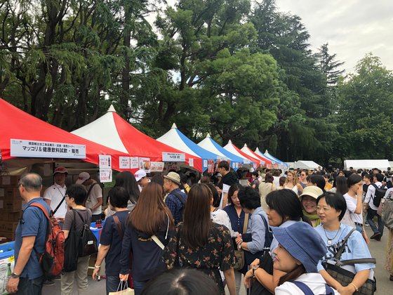 28일 일본 도쿄 히비야 공원에서 개막된 한일축제한마당 행사에서 많은 일본인들이 한국음식 체험 코너를 찾았다. 서승욱 특파원