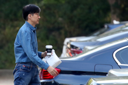 조국 법무부 장관이 29일 외출 뒤 서울 서초구 방배동 자택으로 들어가고 있다. 연합뉴스