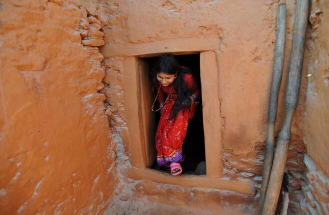 차우파디로 격리된 여성 /사진=AFP
