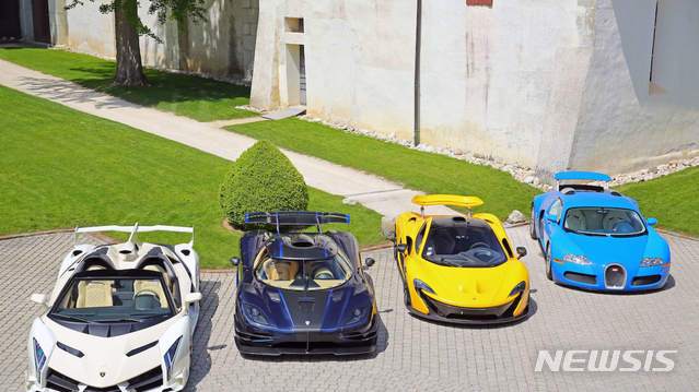 【서울=뉴시스】스위스가 29일 테오도로 오비앙 응게마 적도 기니 대통령의 아들이자 부통령인 테오도린 응게마 오비앙으로부터 압류한 슈퍼카 25대를 총 2700만 달러(약 324억5000만원)에 경매했다. 이날 경매에 부쳐진 오비앙 부통령의 슈퍼카들. <사진 출처 : 본햄 웹사이트> 2019.9.30