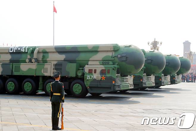 1일 톈안먼 광장에 등장한 중국 대륙간탄도미사일 DF-41 © 로이터=뉴스1