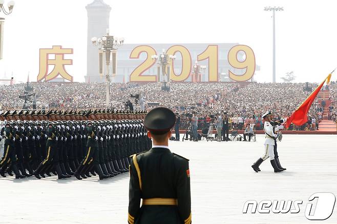 톈안문 광장을 가로지르는 중국 인민해방군 군사들. © 로이터=뉴스1
