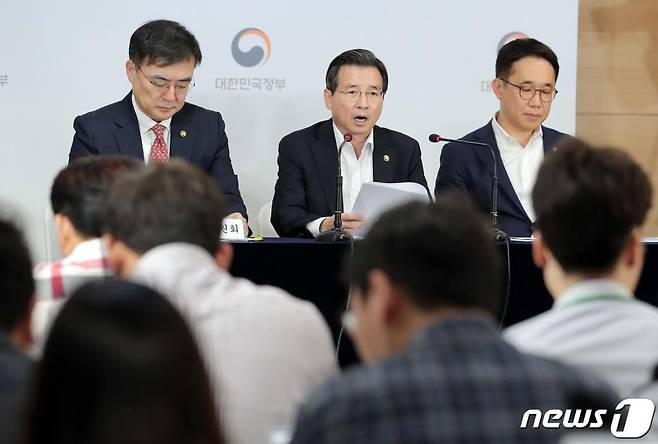 김용범 기획재정부 1차관(가운데)이 1일 오후 서울 세종대로 정부서울청사 브리핑룸에서 부동산시장 점검결과 및 대응방안 관계부처 합동브리핑을 하고 있다. 왼쪽부터 손병두 금융위원회 부위원장, 김용범 차관, 박선호 국토교통부 1차관./사진= 뉴스1