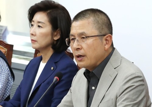 자유한국당 황교안 당대표(오른쪽)와 나경원 원내대표. 연합뉴스