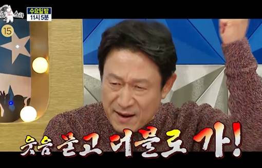 김응수가 2006년 영화 ‘타짜’ 속 곽철용의 “묻고 더블로 가” 등 대사를 패러디한 영상 등으로 뒤늦은 인기를 모으고 있다. 사진은 김응수가 출연해 2일 방송하는 MBC ‘라디오스타’의 예고편 장면. 사진출처|MBC ‘라디오스타’ 방송 화면 캡처