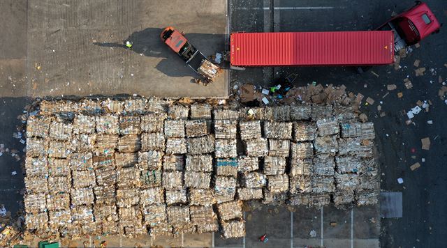 지난달 30일 경기 시화공단 내 한 제지회사 야적장에서 컨테이너에 실려 온 수입 폐지 운반작업이 진행되고 있다.