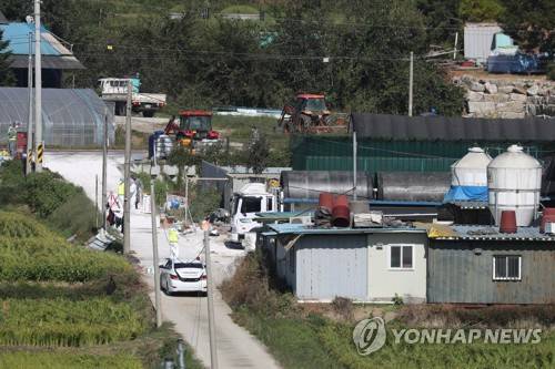 파주에서 ASF 추가 확진 (파주=연합뉴스) 임병식 기자 = 경기도 파주시의 한 양돈농가에서 아프리카돼지열병(ASF)이 추가로 발생해 방역당국이 출입을 통제하고 살처분을 준비하고 있다. 2019.9.24 andphotodo@yna.co.kr