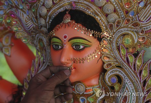 2019년 9월 28일 힌두교 축제를 앞둔 인도 하이데라바드에서 한 장인이 여신상을 꾸미고 있다. [AP=연합뉴스 자료사진]