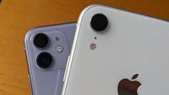 아이폰11(왼쪽)과 아이폰XR(오른쪽)의 후면 카메라 비교. (사진=지디넷코리아)