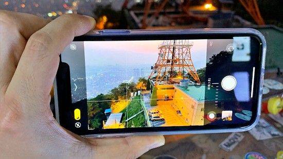 아이폰11의 야간 모드는 주위가 어두울 경우 자동으로 활성화된다. (사진=지디넷코리아)