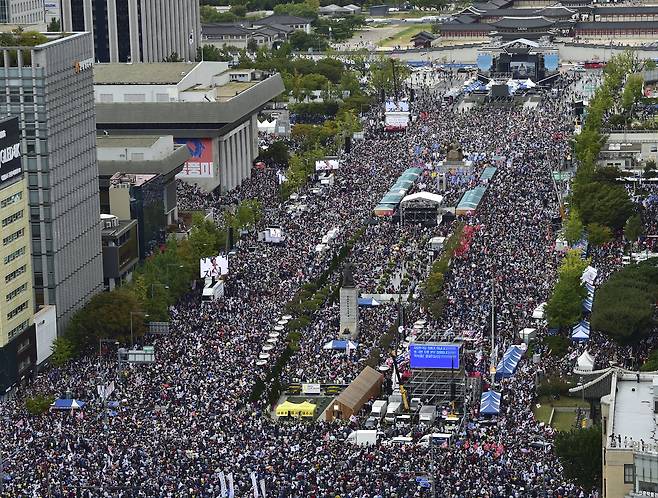 보수단체 회원들이 3일 오후 서울 중구 태평로일대에서 집회를 하고 있다. 임현동 기자