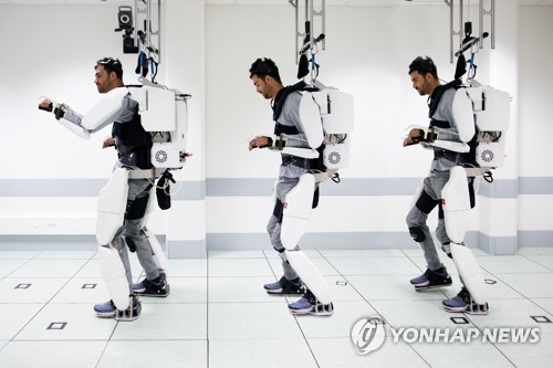 뇌신경과 로봇 기계장치를 결합해 걷기에 성공한 전신마비 환자 '티보' [AFP=연합뉴스]