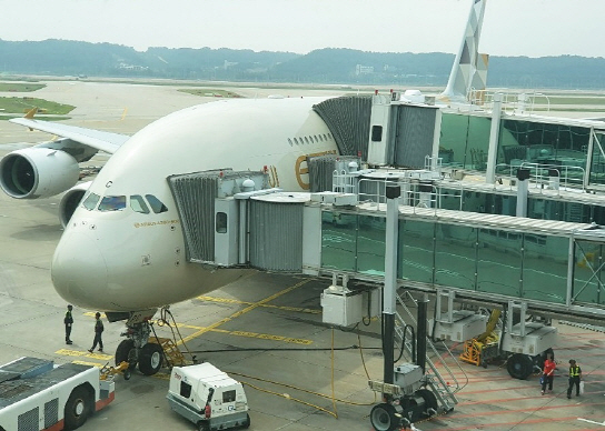 인천공항 주기장에 서있는 항공기에 탑승교 3개가 연결돼 있다.