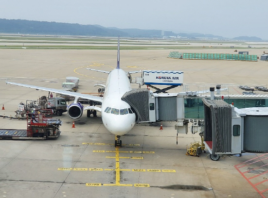 인천공항 주기장에 서있는 항공기에 탑승교가 연결돼 있다.