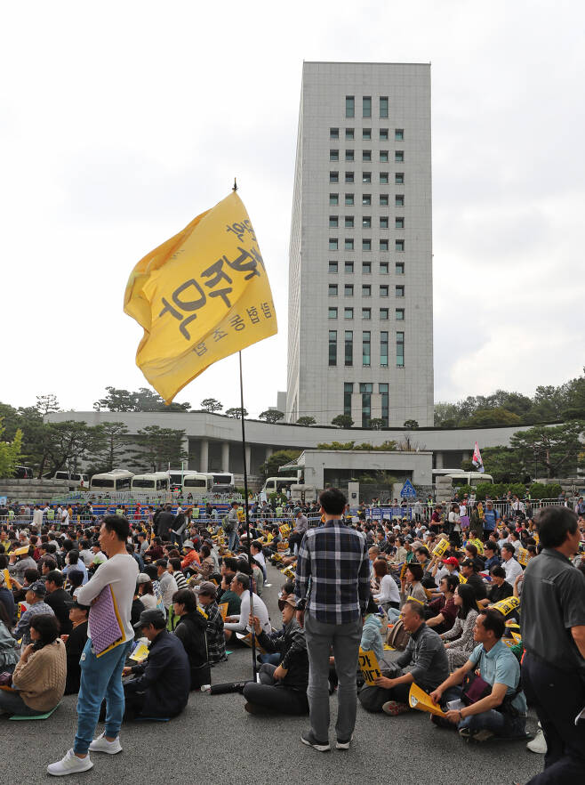 5일 오후 서울 서초구 대검찰청 앞에서 검찰개혁 촛불 문화제 참가자들이 사전집회를 하고 있다. [연합]