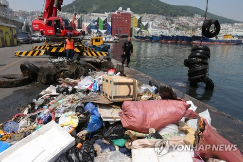 지난 5월 10일 부산 서구 남항에서 나온 해양 쓰레기 [촬영 손형주]