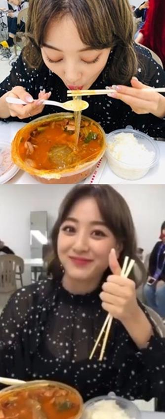 트와이스 지효의 부대찌개 먹방 사진과 영상이 공개됐다. 트와이스 공식 SNS 캡처