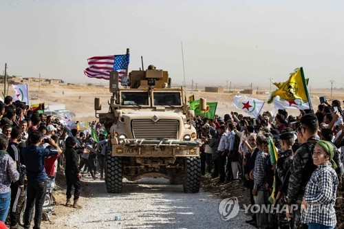 6일 시리아 북동부 하사케에서 미군 장갑차량을 환영하는 쿠르드 주민들 [AFP=연합뉴스]