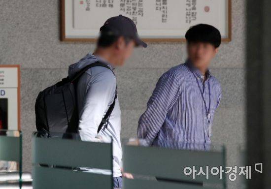 조국 법무부 장관의 동생 조모씨가 검찰 소환조사를 위해 1일 서울 서초구 서울중앙지방검찰청으로 들어가고 있다. 조씨와 조씨 전처는 조 장관 일가가 운영하던 웅동학원에서 재산을 빼내기 위해 '위장 소송'을 한 의혹을 받고 있다./김현민 기자 kimhyun81@