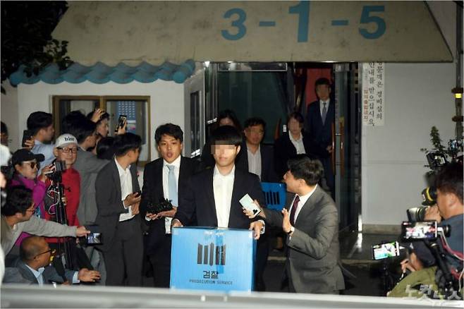 검찰 수사관들이 지난달 23일 오후 서울 서초구 방배동 조국 법무부 장관 자택 압수수색을 마친 뒤 압수물품이 담긴 상자를 들고 차량으로 이동하고 있다. 이한형기자