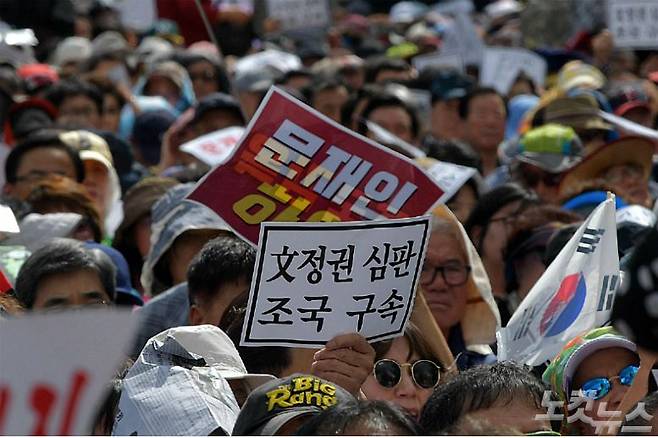 3일 서울 광화문광장에서 열린 문재인 정권을 규탄하고 조국 법무부 장관의 사퇴를 촉구하는 범보수단체 집회에서 참가자들이 피켓을 들고 있다. (사진=박종민 기자/자료사진)