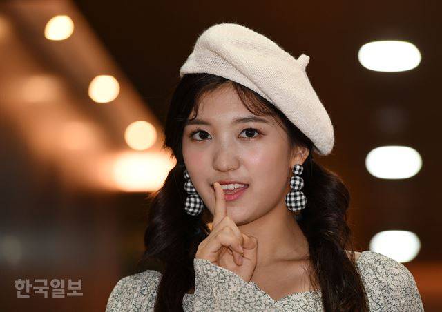 일본 가수 루안(16)은 나이는 어리지만 배짱은 두둑하다. 미국 뉴욕 타임스스퀘어와 서울 홍익대 인근에서 기타를 들고 길거리 공연도 했다. 홍인기 기자