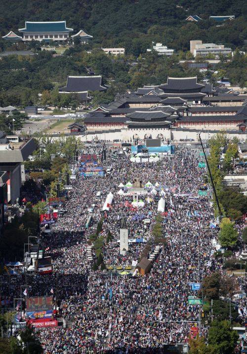한글날인 9일 서울 광화문 일대에서는 조국 장관 파면 등을 촉구하는 '범국민투쟁본부'의 집회가 열렸다. 이날 오후 광화문 광장은 물론이고 청계광장을 지나 덕수궁 근처까지 1km 구간이 집회 참석 인파로 가득 찼다. 뉴시스