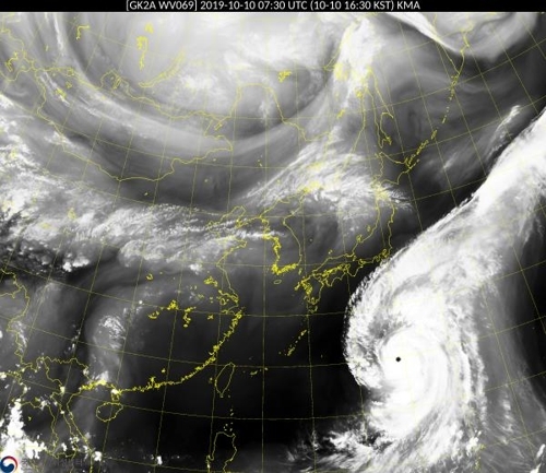 오후 4시 30분 현재 위성으로 촬영한 동아시아. 태풍 '하기비스'의 모습이 뚜렷하다 [기상청 제공]