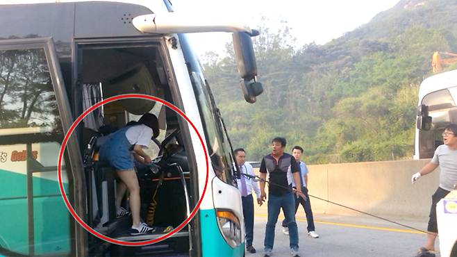 [사진설명] 운전석에서 빠져나오지 못 한 버스기사 응급 처치하는 김혜민 간호사
