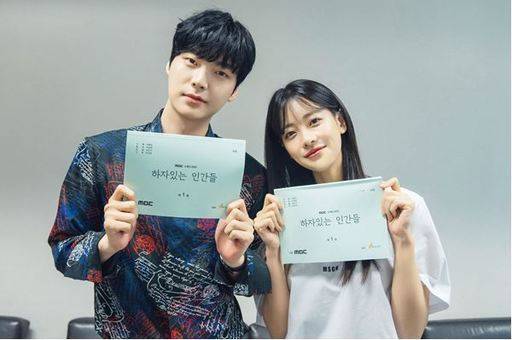 안재현과 오연서(오른쪽)