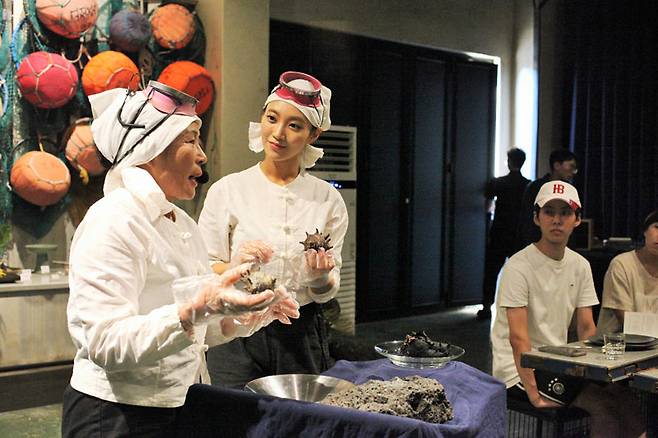 군소에 대해 설명 중인 경력 45년의 해녀