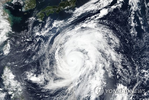 일본 접근 태풍 '하기비스' 위성사진 (도쿄 AP=연합뉴스) 일본 열도에 접근하는 대형 태풍 '하기비스' 위성 사진. 미국 항공우주국(NASA)-해양대기청(NOAA)의 수오미 NPP 인공위성에서 9일 촬영한 것. bulls@yna.co.kr