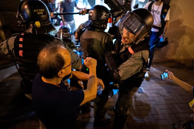 홍콩에서 정부의 복면금지법 시행에 반대하는 시위가 더욱 격화되고 있는 가운데 7일(현지시간) 반정부 시위자들과 경찰이 충돌하고 있다. 홍콩=로이터 연합뉴스
