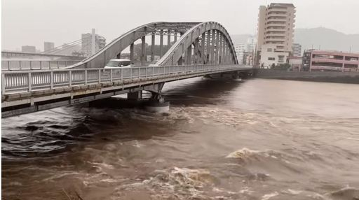 태풍 제19호의 영향으로 폭우가 내려 범람 주의 수위가 높아진 시즈오카현 가노 강, 시즈오카신문 