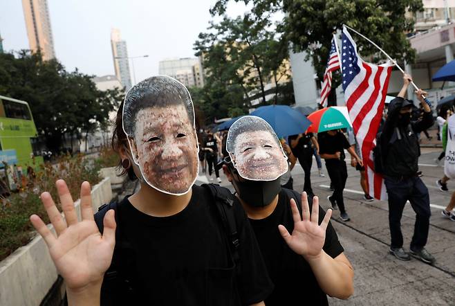 시진핑 중국 국가주석의 마스크를 쓴 시위대가 12일(현지시간) 홍콩 거리를 행진하고 있다. [로이터=연합뉴스]
