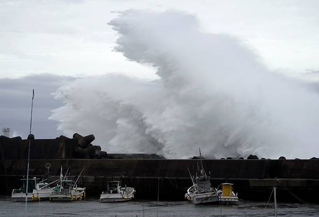 11일 일본 미에현 남부 기호에 제19호 태풍 하기비스의 영향으로 대형 파도가 방파제를 때리고 있다./사진=뉴시스